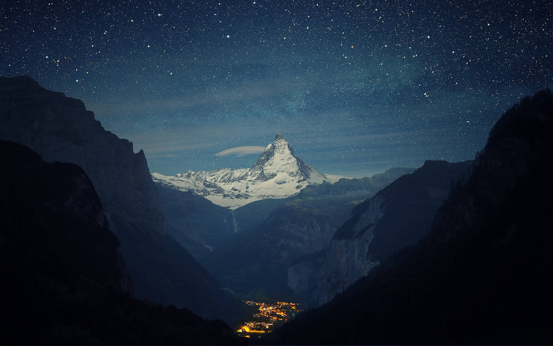 瑞士阿爾卑斯山鳥瞰視角 壁紙 — 白雪覆蓋的山峰在星空下聳立，山谷中的小村莊閃爍著光芒。