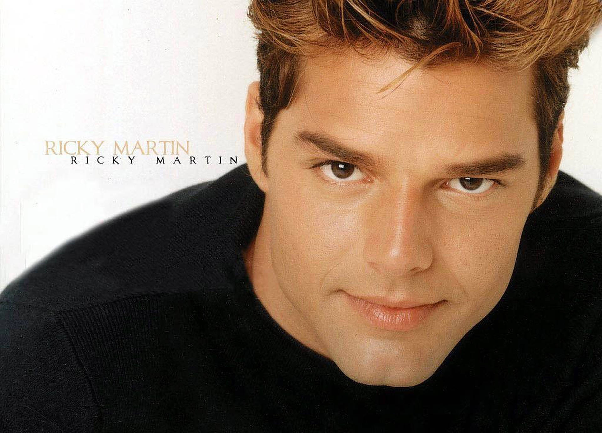 瑞奇·馬丁近照 壁紙 — Ricky Martin 的頭像特寫，頭髮經過造型，眼神專注，背景為純白色。