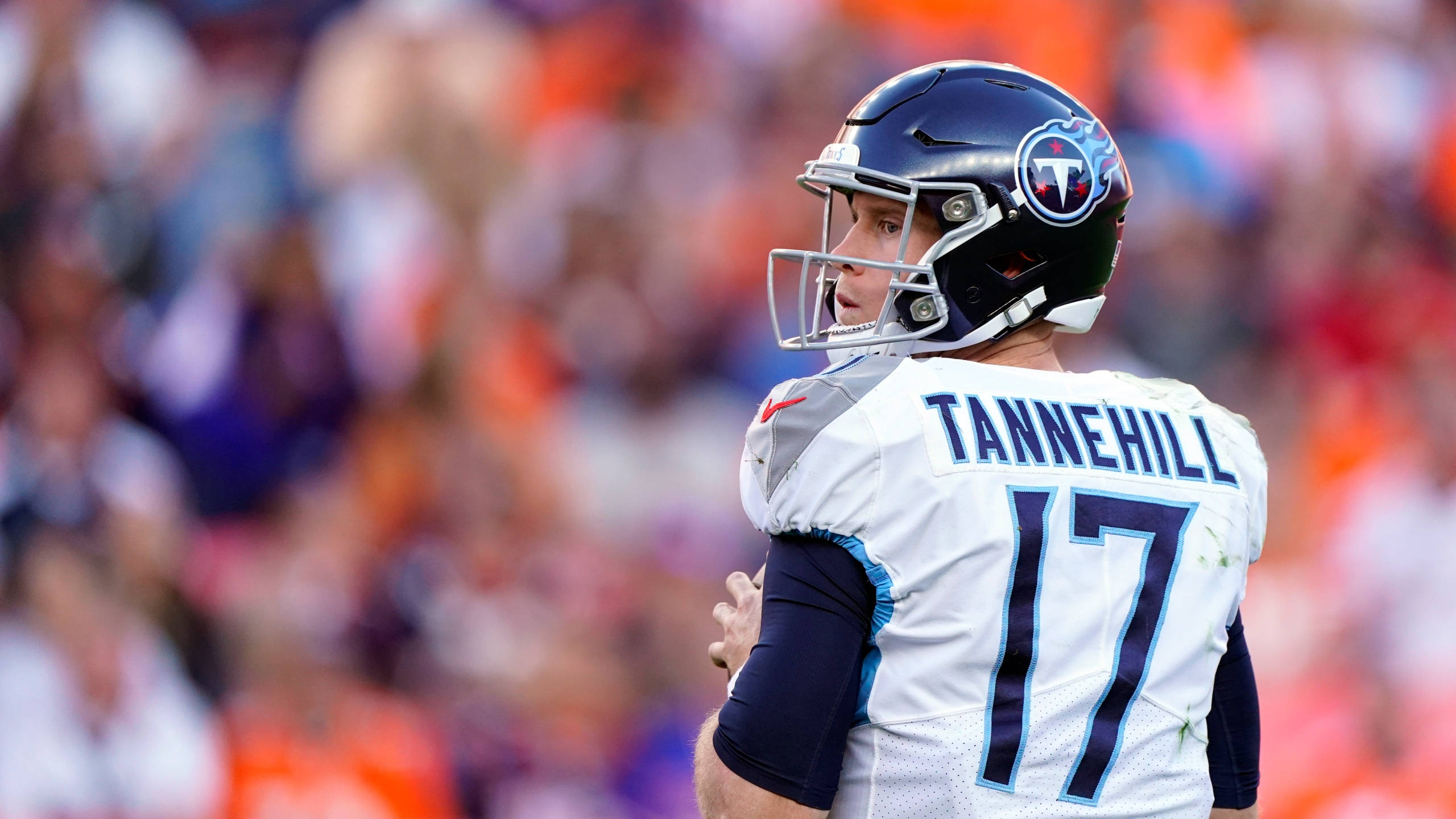 瑞安·坦尼爾田納西泰坦隊NFL四分衛 壁紙 — 一位身穿白色17號球衣的田納西泰坦四分衛在比賽中站在場上，回頭觀望。