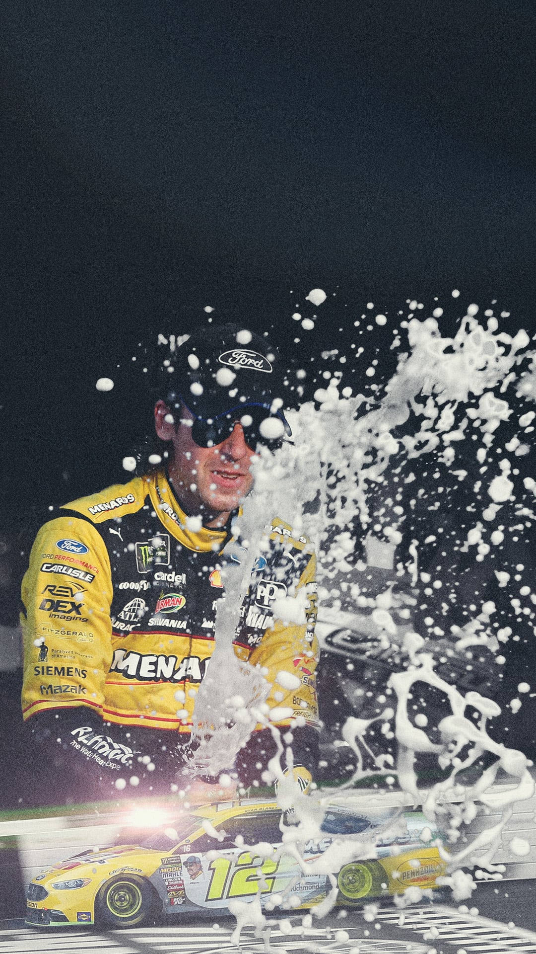 NASCAR車手在夜賽中以牛奶潑臉慶祝勝利。