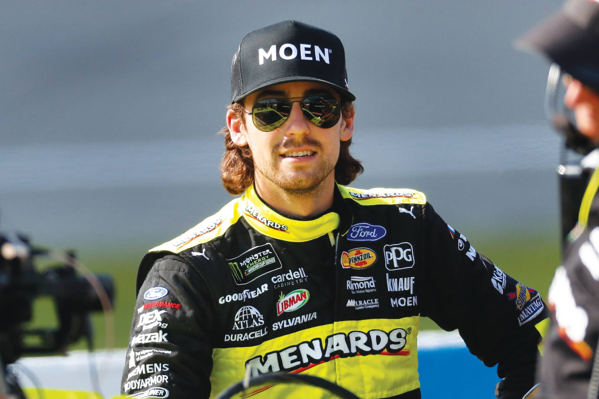 身穿賽車裝備的NASCAR車手對著鏡頭微笑
