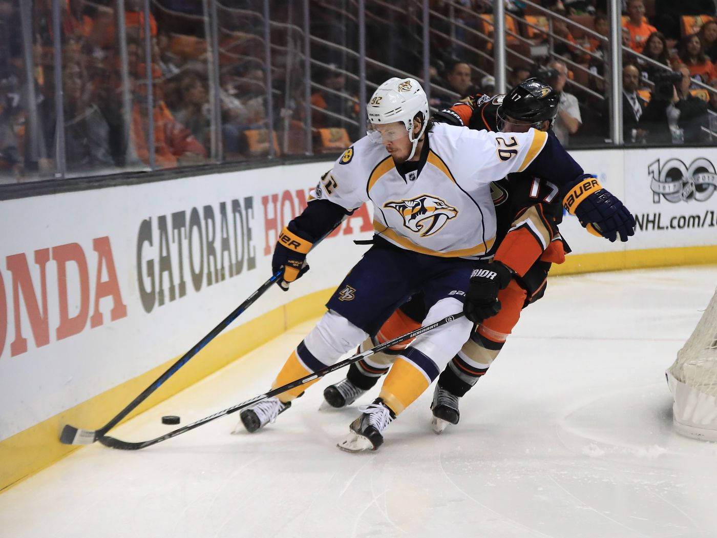 瑞安·約翰森激烈爭奪冰球 壁紙 — 兩名冰球運動員在快節奏的NHL比賽中沿著板牆激烈爭奪冰球。