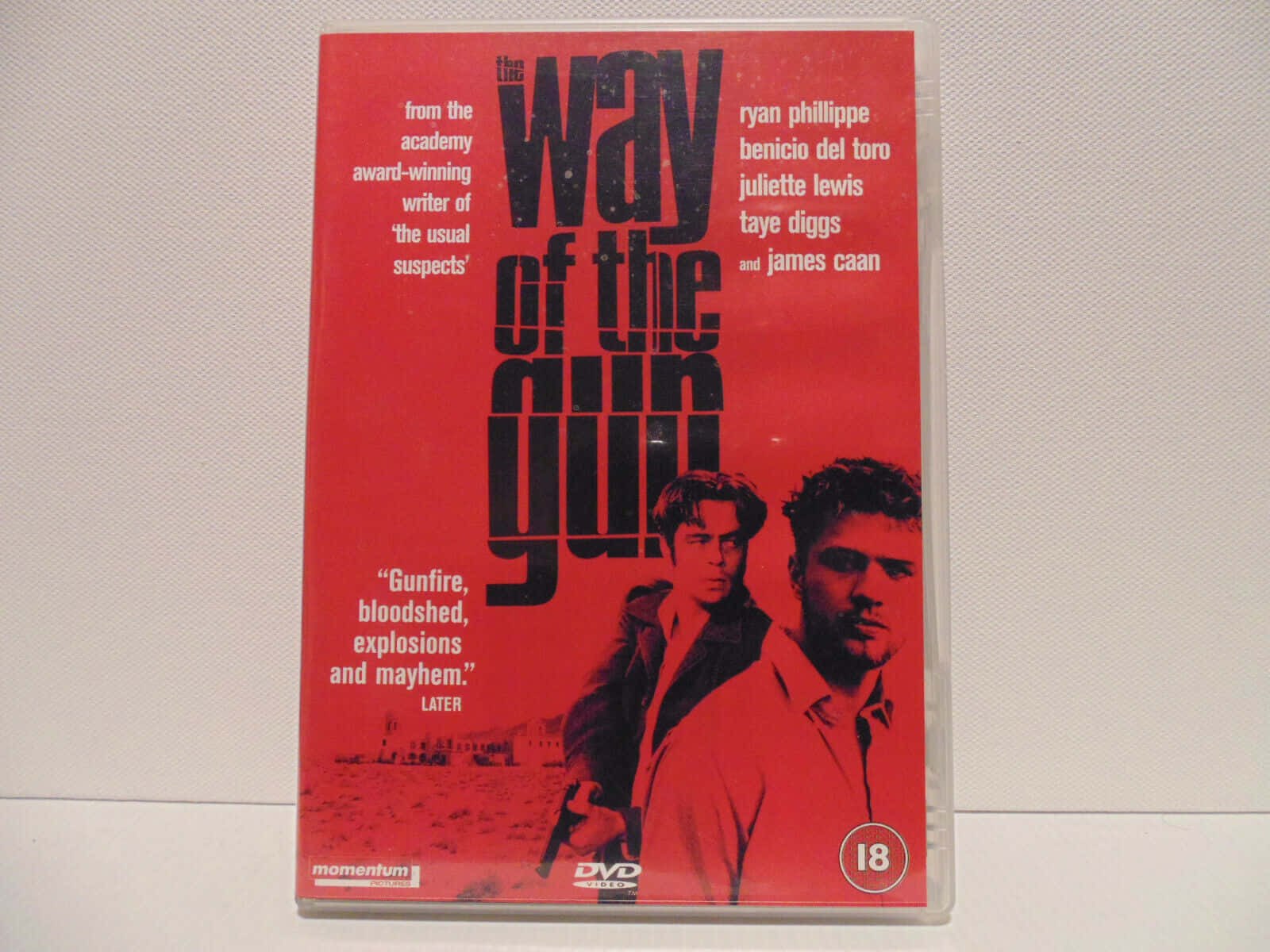 電影《The Way of the Gun》的DVD封面，顯示兩名男子在沙漠中。