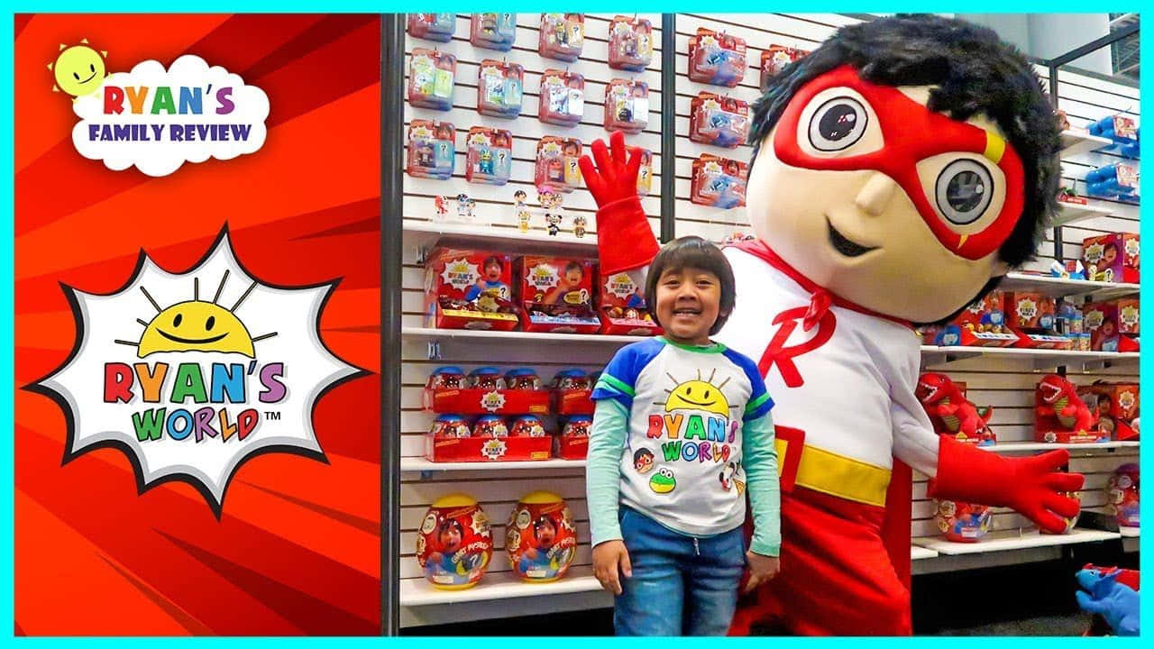 孩子和Ryan's World吉祥物在玩具店裡擺姿勢。