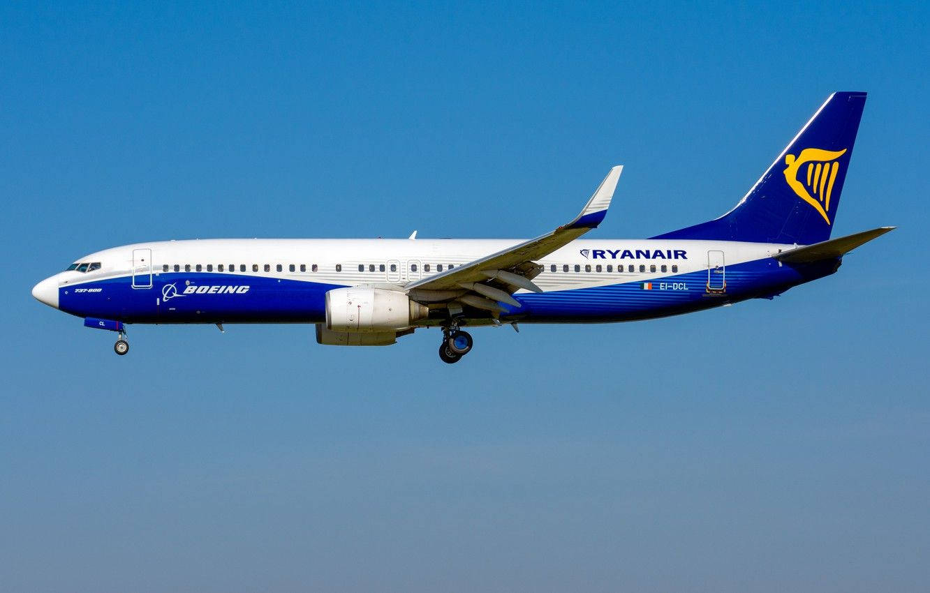 瑞安航空波音 737 飛機在清澈的藍天中飛行
