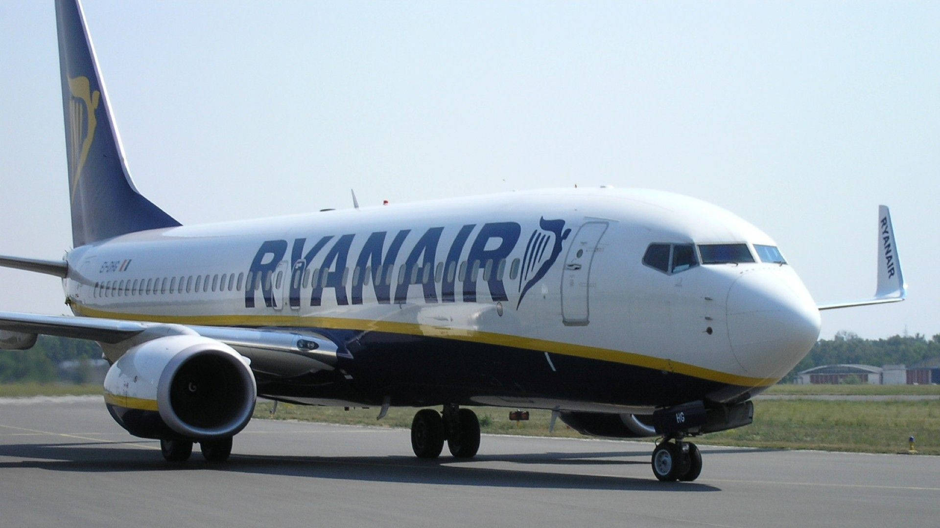 瑞安航空飛機在白天停在機場停機坪上