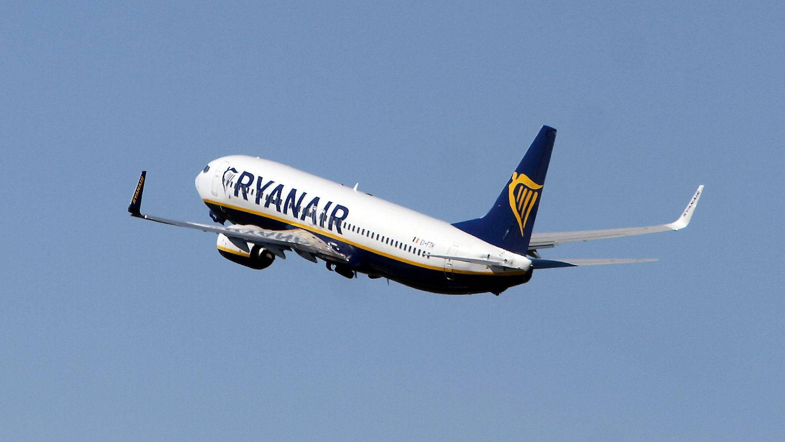 瑞安航空飛機在晴朗藍天中飛行
