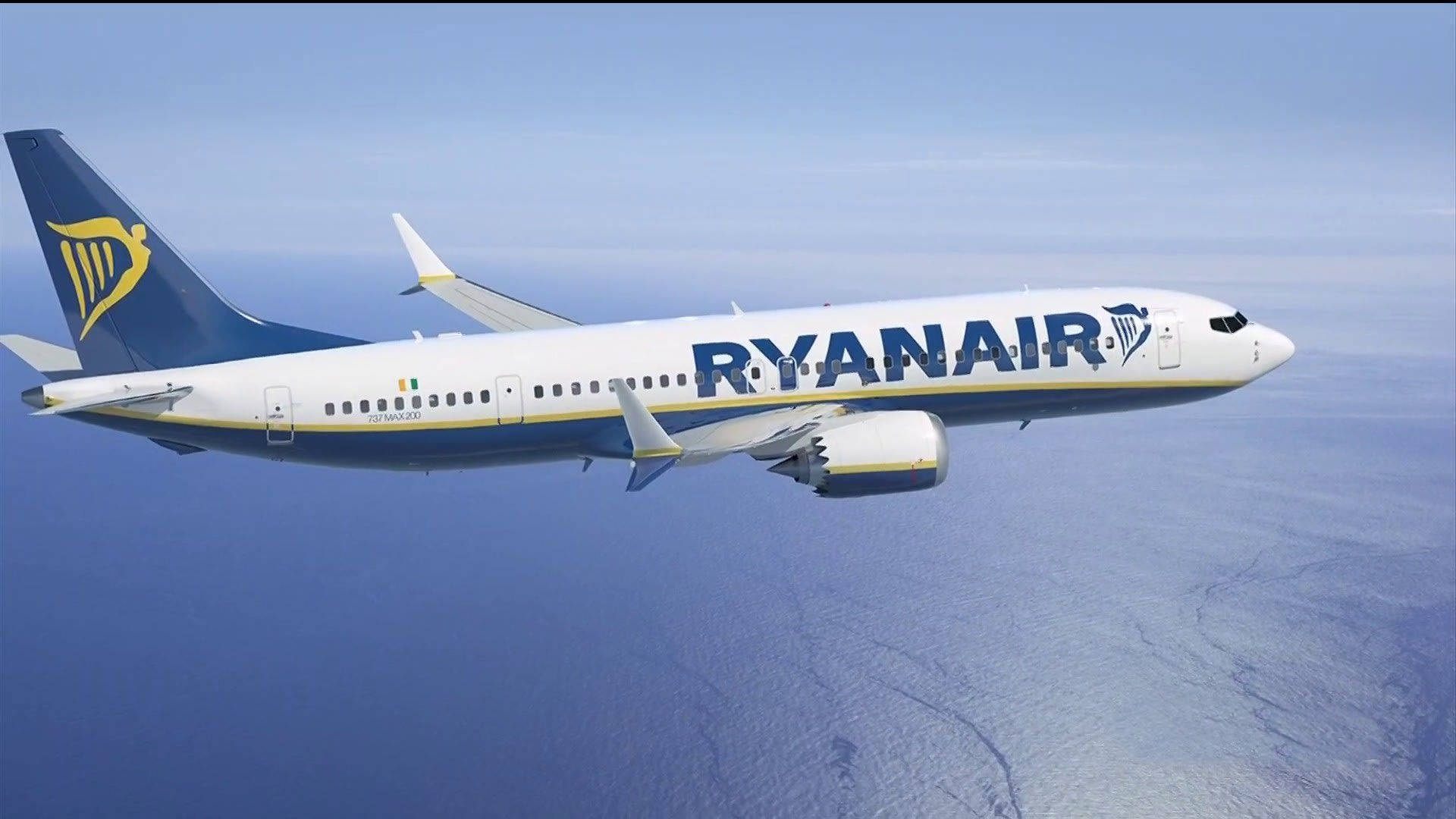 瑞安航空飛機在白天飛越海洋