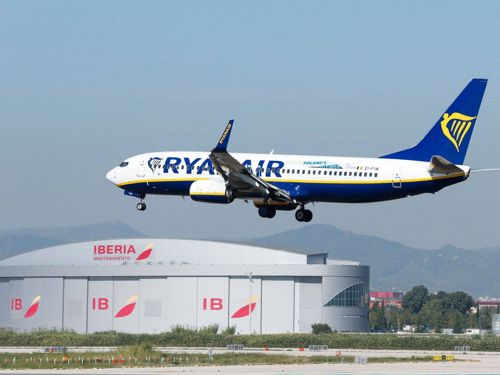瑞安航空飛機在伊比利亞航空維修機庫附近起飛