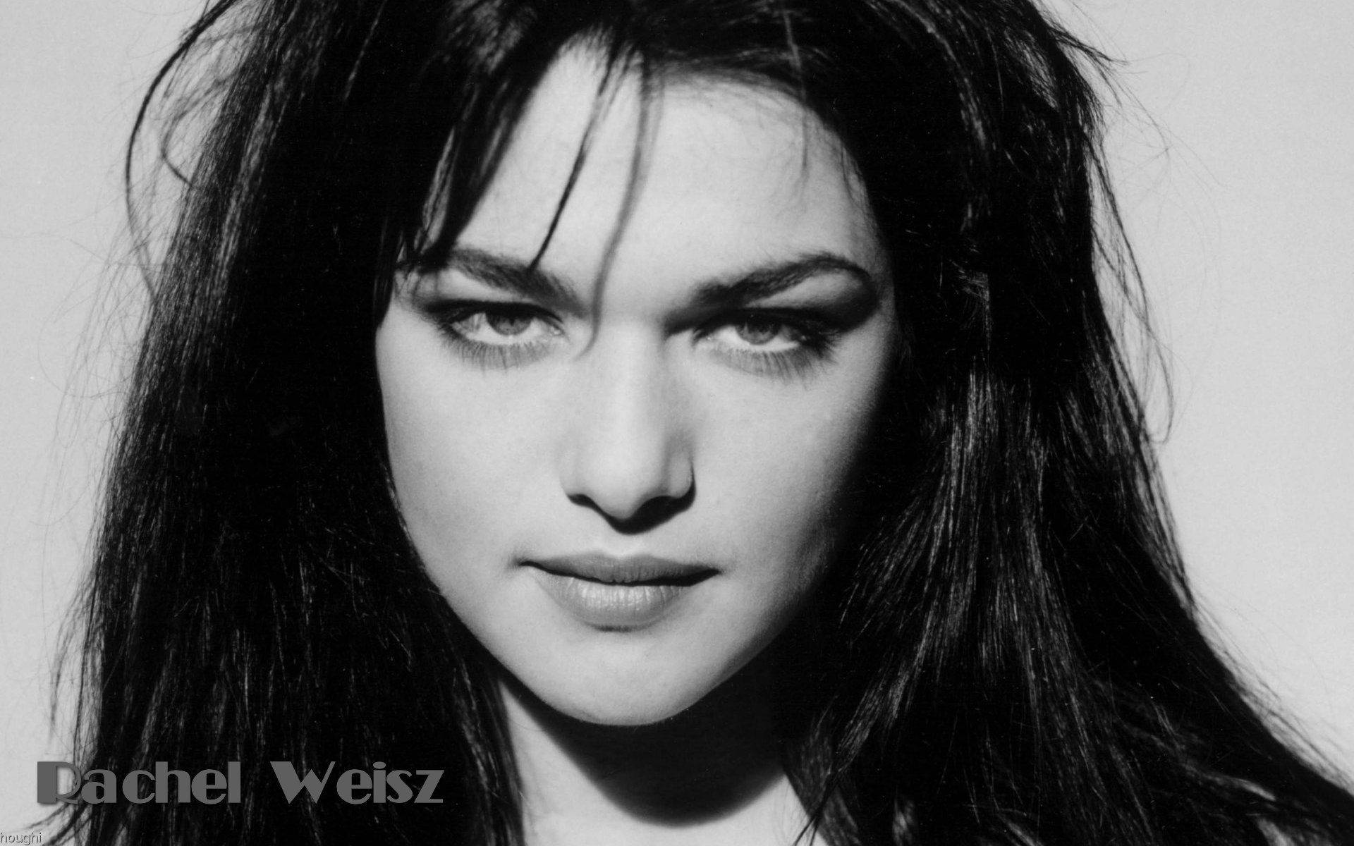 Rachel Weisz 的黑白工作室肖像，眼神強烈，頭髮凌亂。