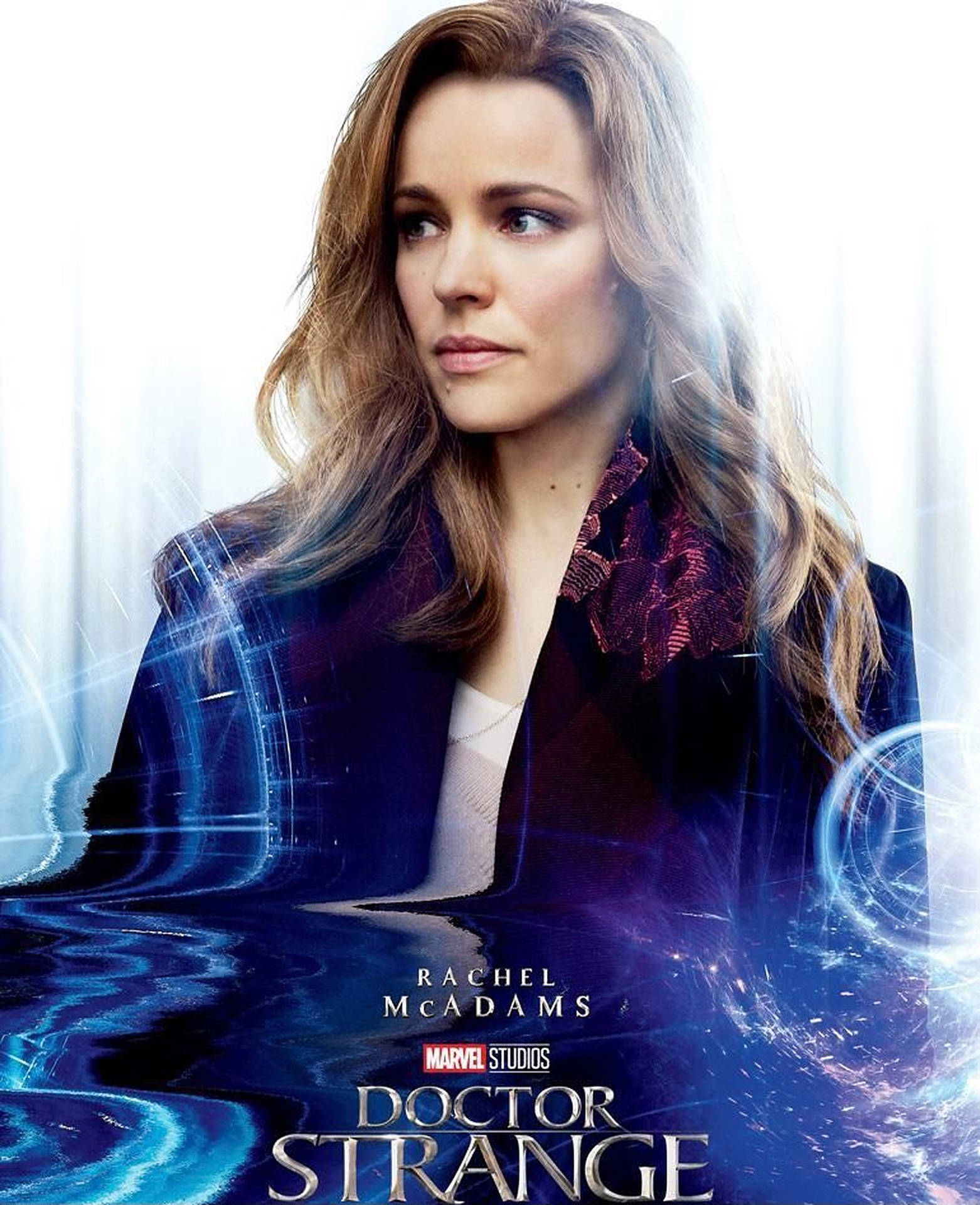 Rachel McAdams 在奇異博士中，周圍有發光的藍色魔法效果。