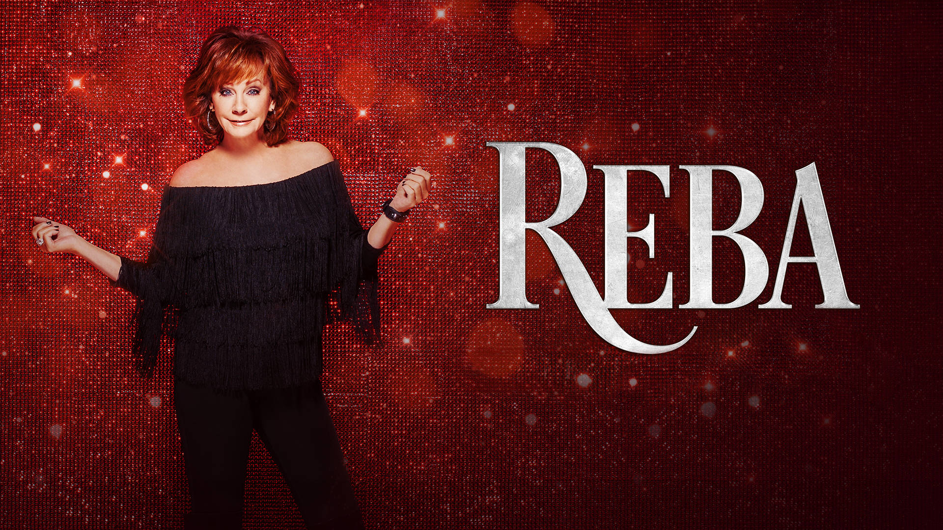 Reba McEntire 身穿黑色流蘇上衣，背景是紅色閃粉，名字以銀色呈現。