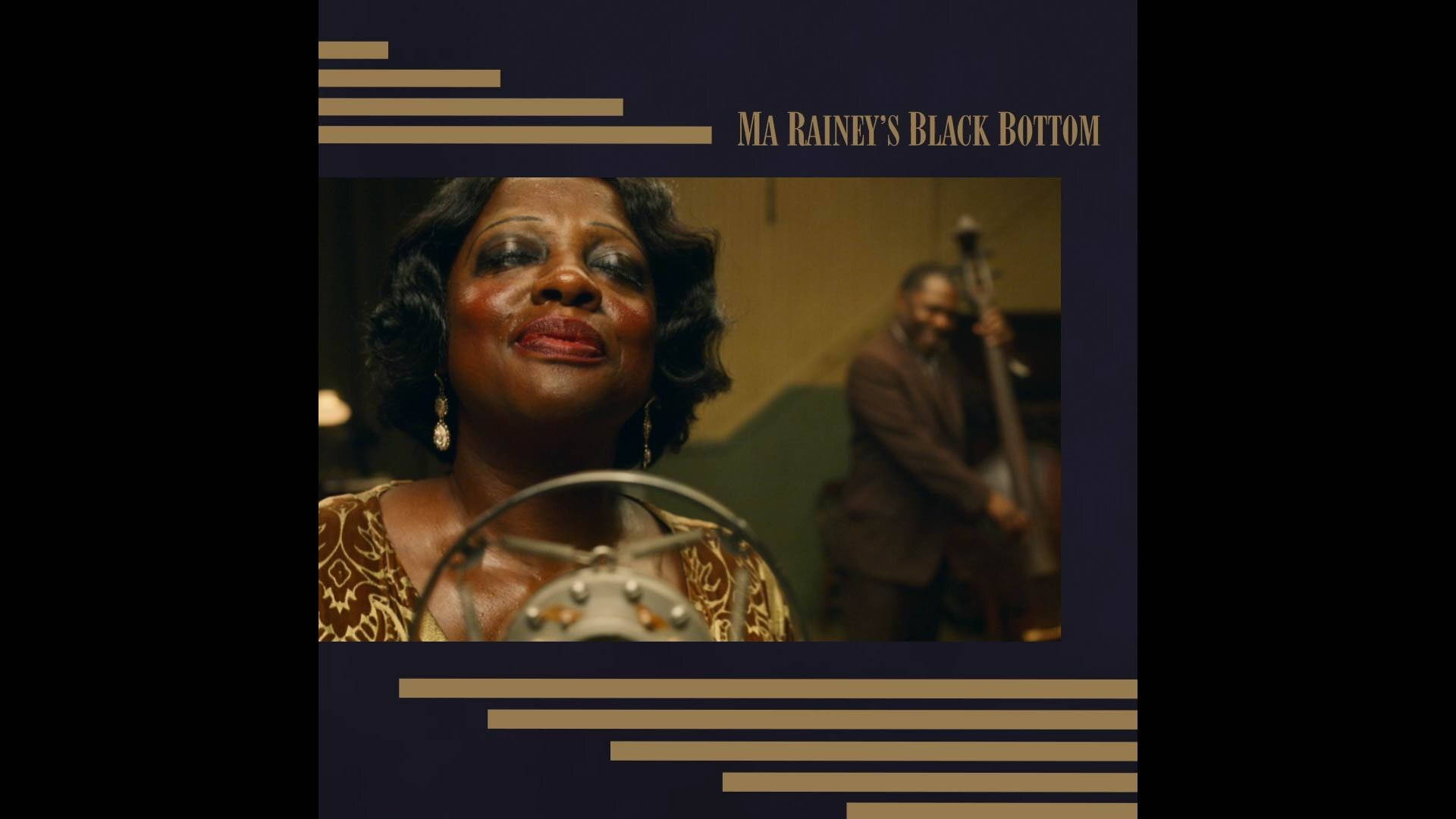 《瑪·雷尼：黑底》電影海報 壁紙 — 一張復古照片，Ma Rainey 在昏暗的錄音室裡對著麥克風唱歌，身後有一位模糊的貝斯手。