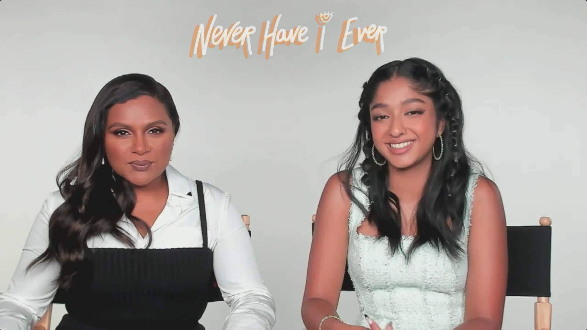 兩位女性坐在導演椅上，上方有「Never Have I Ever」字樣。