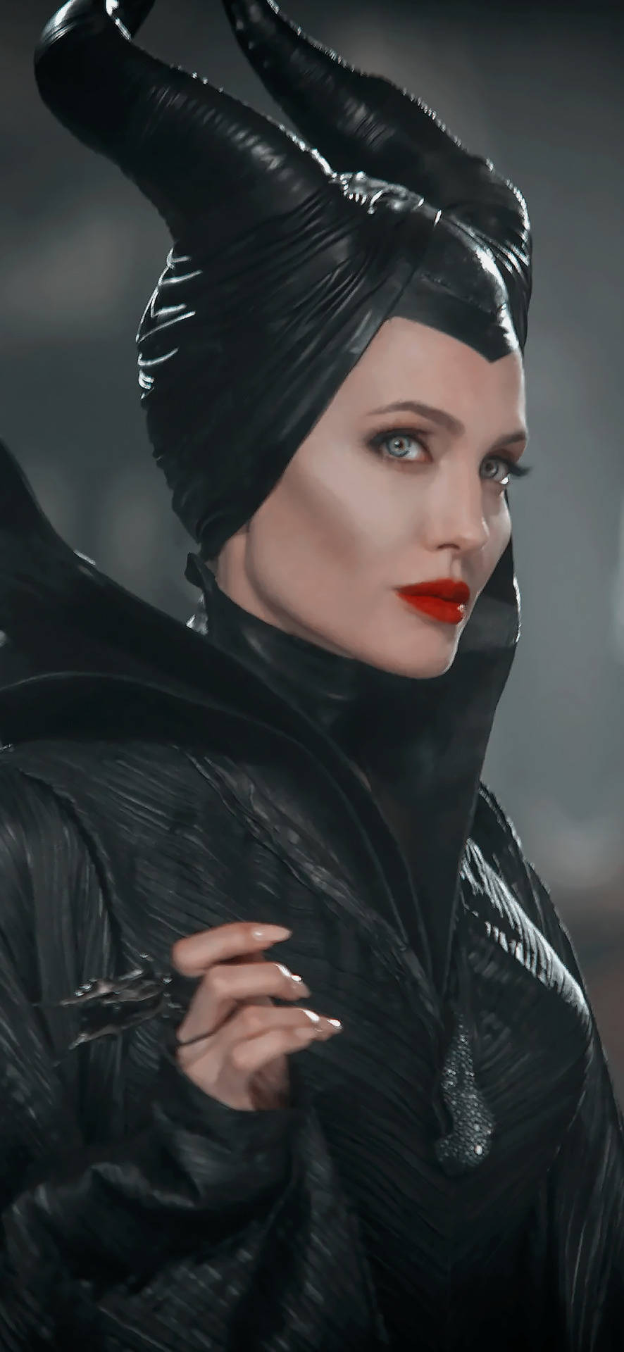 瑪琳菲森側面肖像 壁紙 — 瑪琳菲森（Maleficent）的標誌性黑色角頭飾和紋理長袍，搭配大膽紅唇，令人印象深刻。