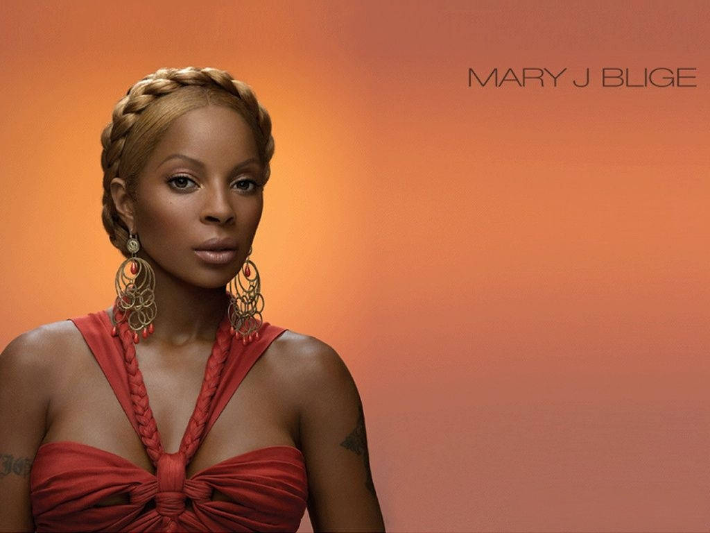 Mary J Blige 著紅色裙，辮子頭髮同大耳環，橙色背景。
