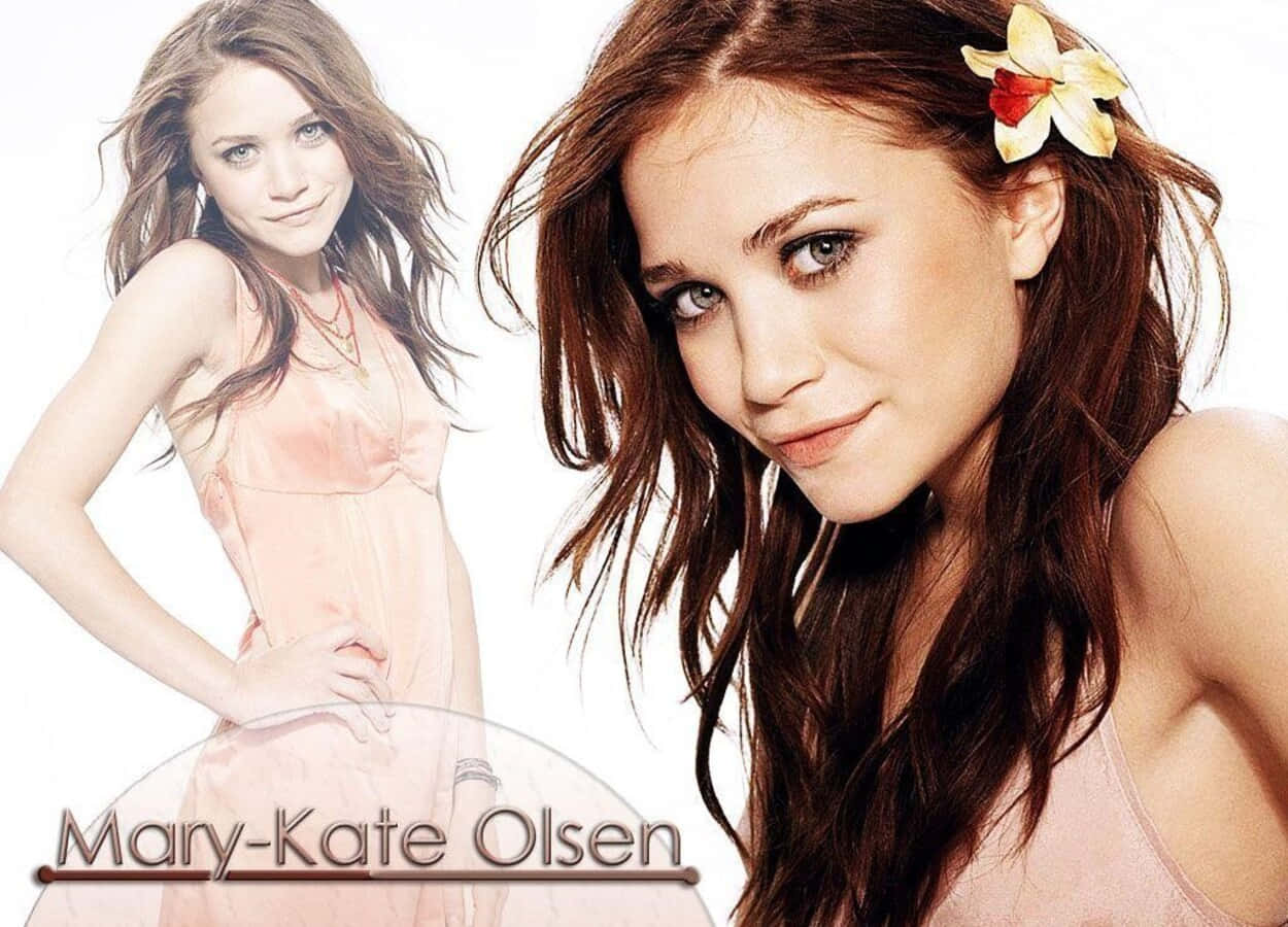 Mary Kate Olsen 桌布 壁紙 — 瑪麗-凱特·奧爾森在明亮的白色背景前，身穿柔軟的粉紅色連衣裙，頭髮上插著一朵熱帶花朵，擺出姿勢。