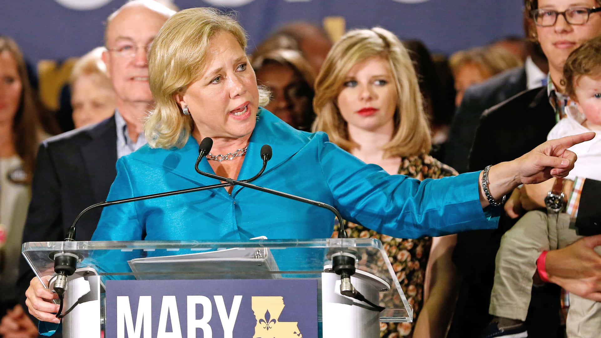 Mary Landrieu 在競選集會上發表政治演講。