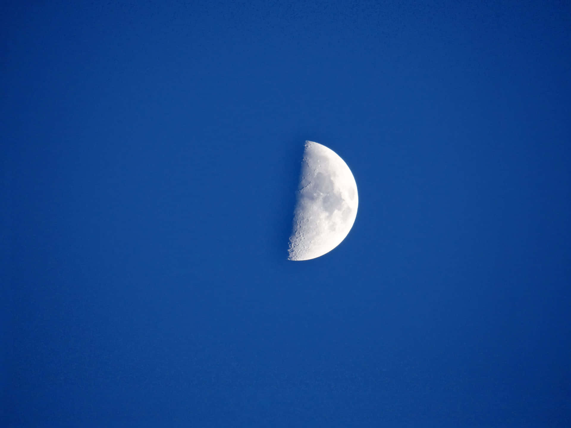 在深藍色夜空中發光的月牙