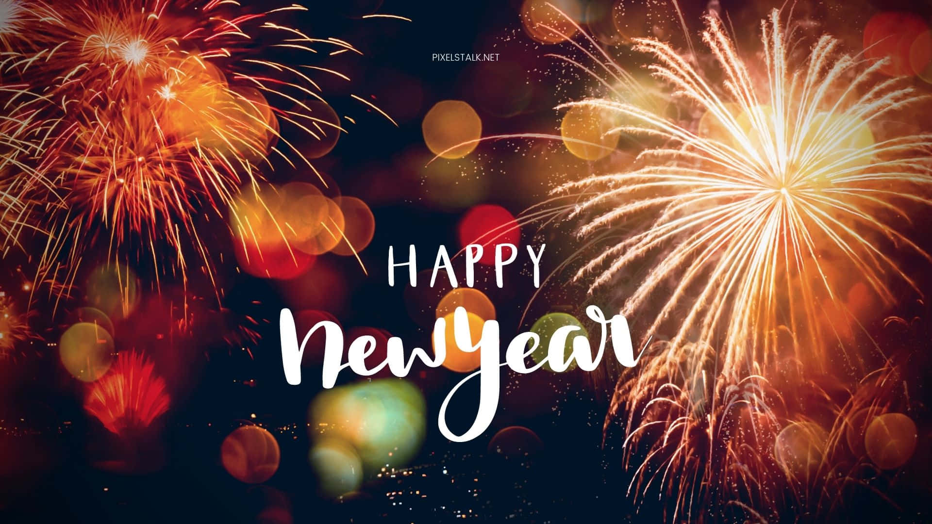 煙火在黑暗的天空中爆發出金橙色，帶有「Happy New Year」文字。