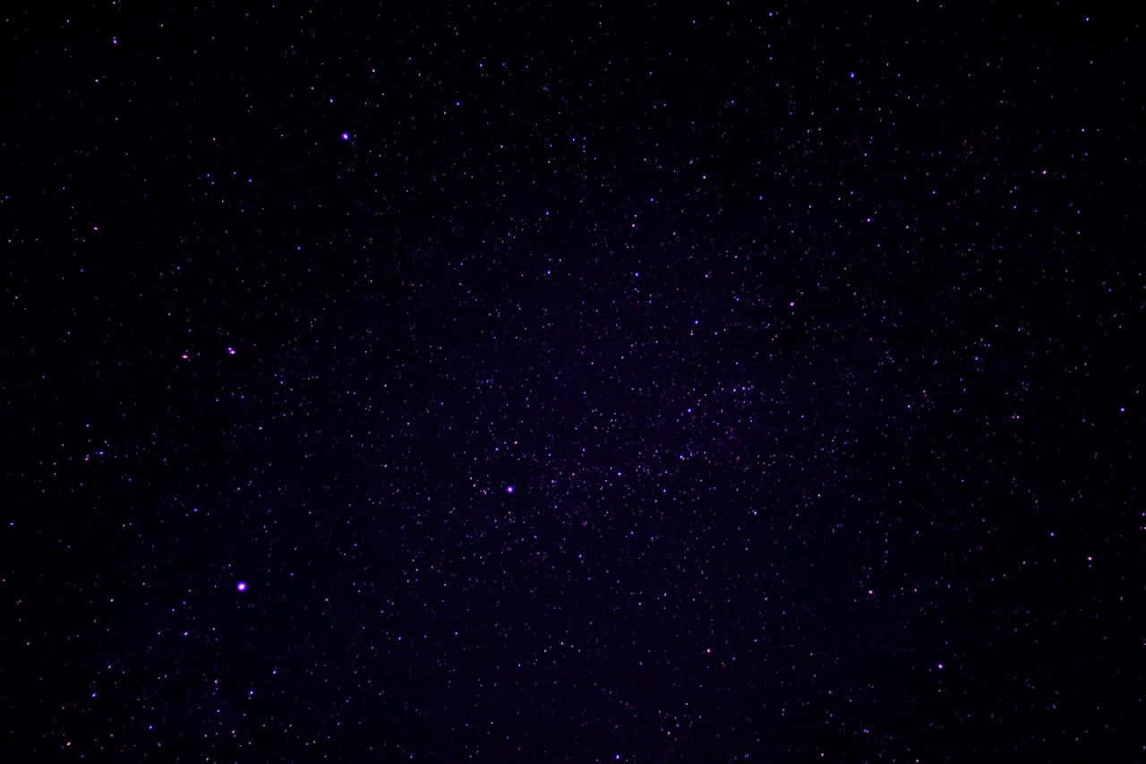 帶有紫色調和無數星星的星空夜空。