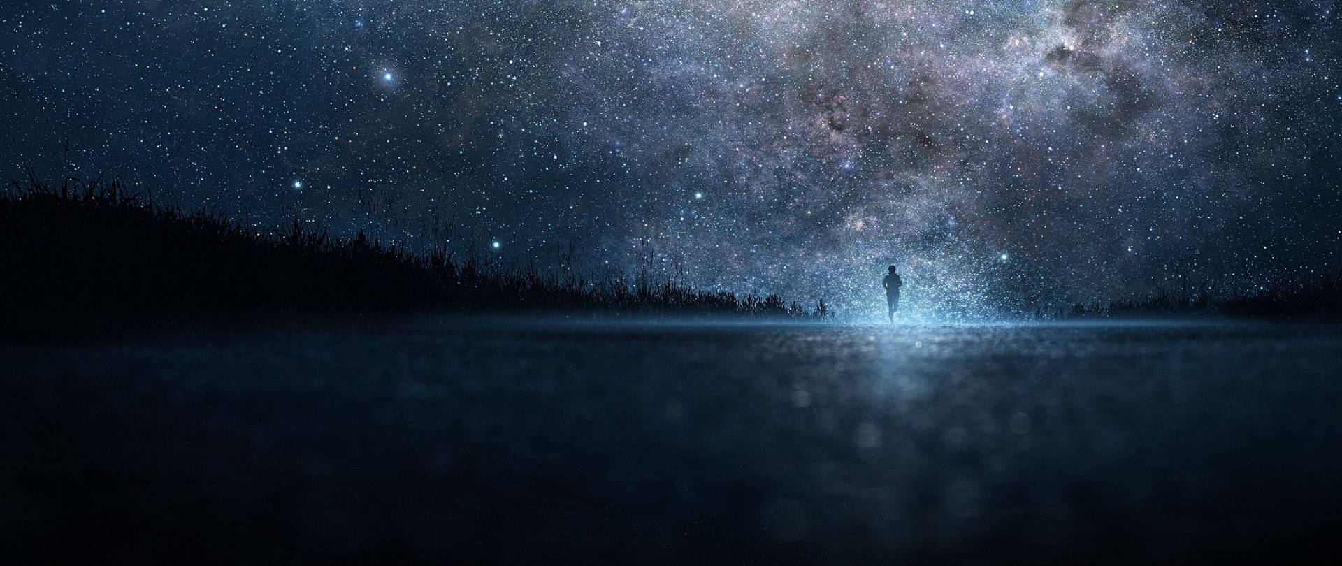 一個孤獨的人站在黑暗的海岸上，在星空下，銀河可見。