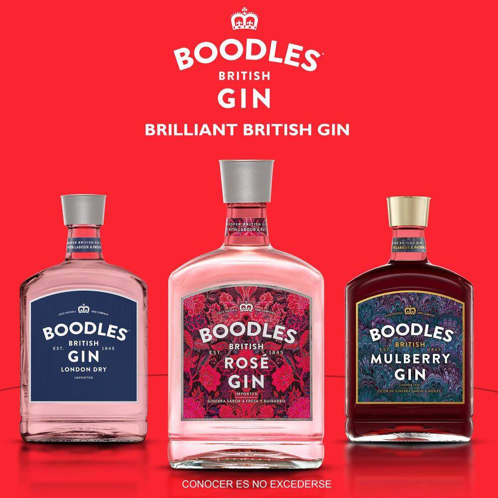 璀璨英國Boodles金酒系列 壁紙 — 三瓶粉紅色、紅色和深紅色的Boodles氈酒，在鮮紅色背景上搭配白色品牌文字。