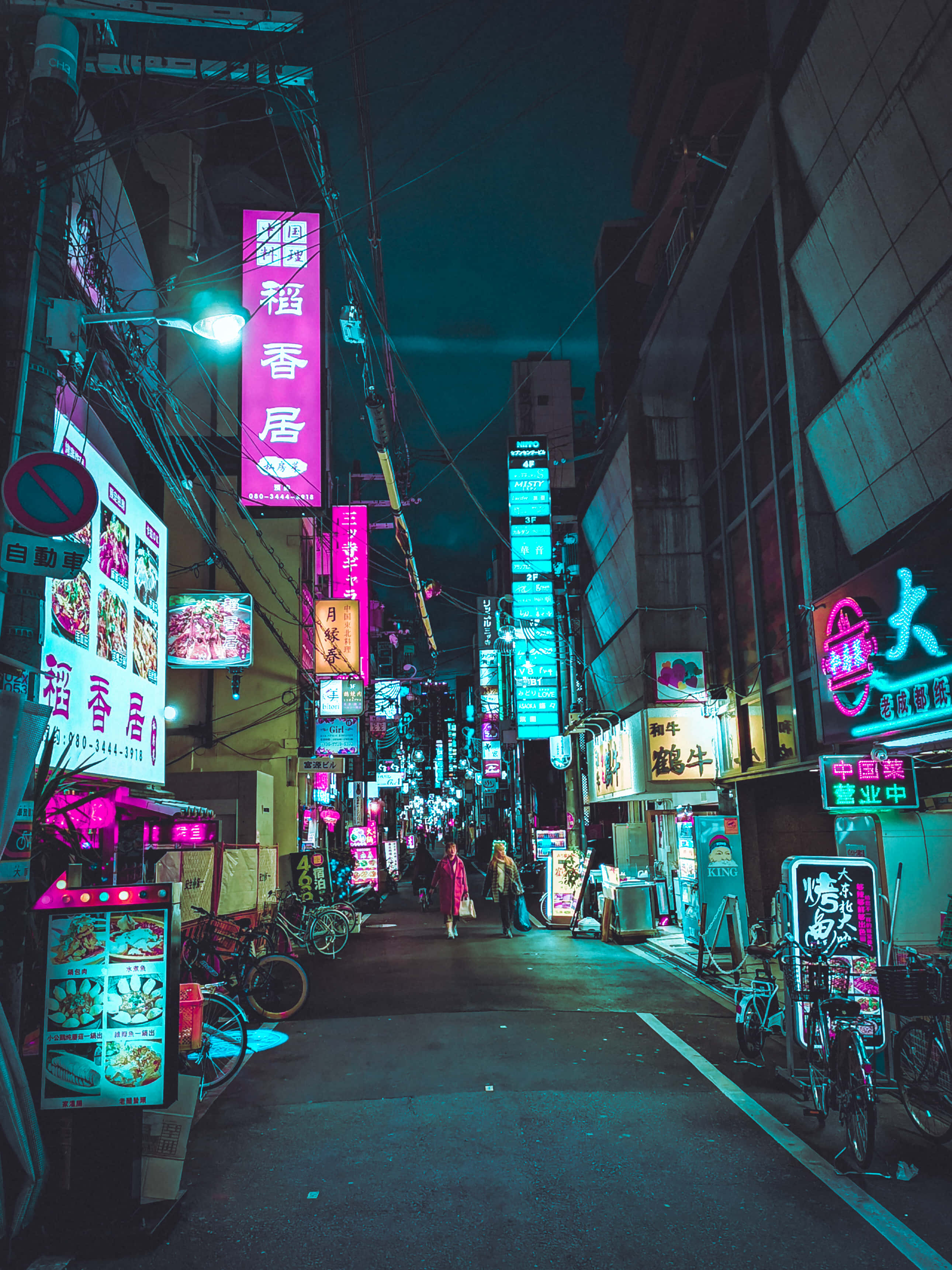 「璀璨霓虹城市風景」 壁紙 — 夜晚東京一條狹窄小巷，被餐廳和商店鮮豔的粉紅色和藍綠色霓虹燈照亮。