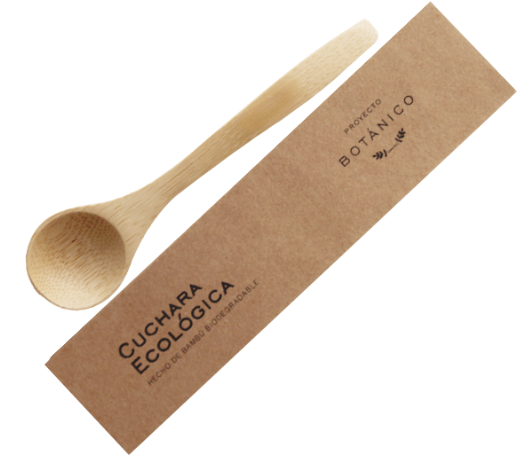 環保木匙包裝 壁紙 — 一隻輕巧的木製環保湯匙放在其標有 'Cuchara Ecológica' 的棕色牛皮紙包裝旁邊，背景為純黑色。