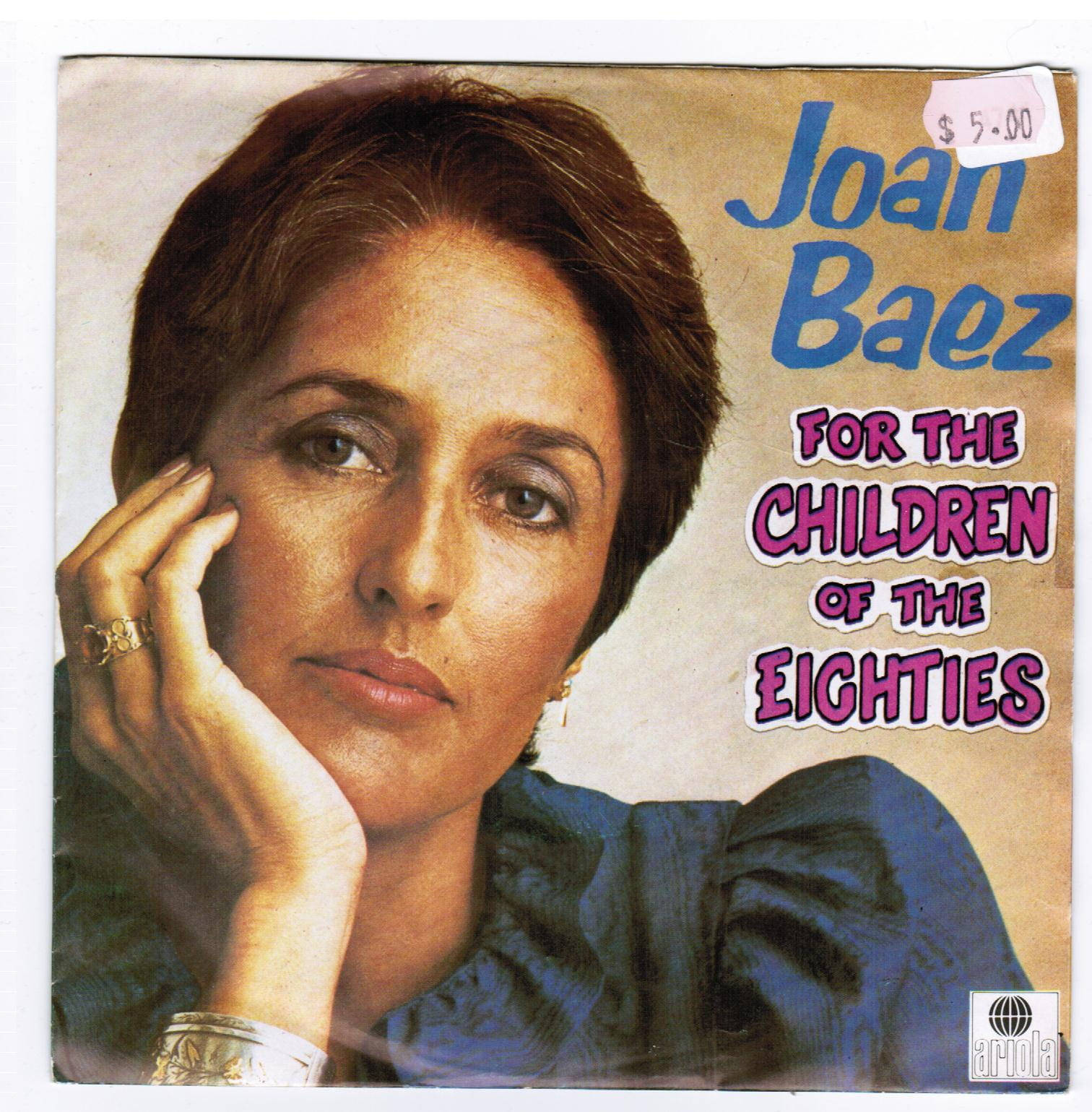 瓊·貝茲《為八十年代的孩子們》專輯封面 壁紙 — Joan Baez 溫柔地凝視，手托著臉頰，襯托著復古專輯封面文字。