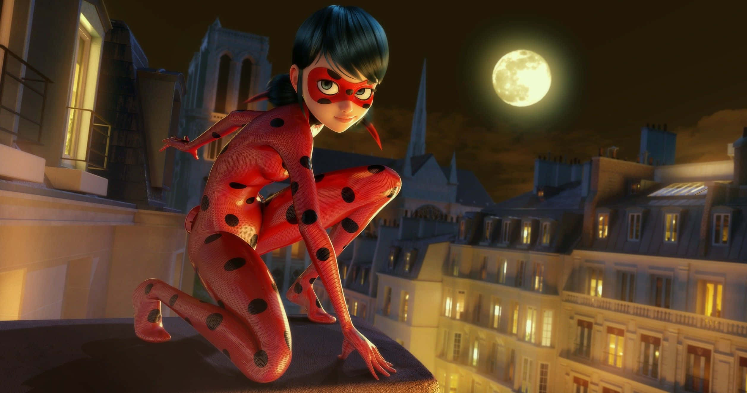 ladybug 桌布 壁紙 — 瓢蟲喺滿月下蹲喺屋頂上，背後嘅巴黎建築物閃閃發光。