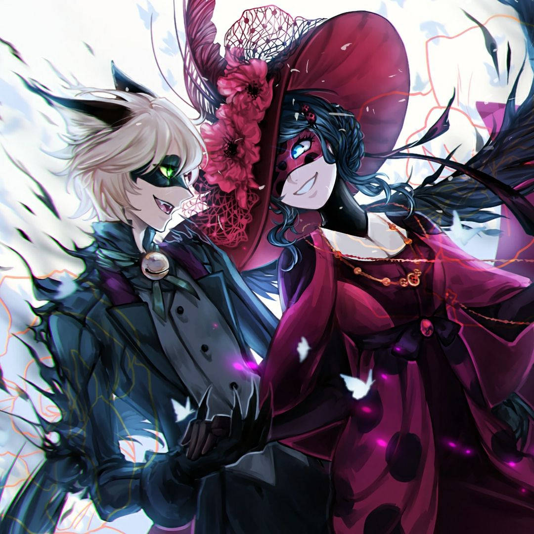 瓢蟲與貓黑爾之吻——哥德風禮服 壁紙 — 兩個身穿深色服裝、戴面具和羽毛帽的動漫角色，在明亮的抽象背景前緊密地站在一起。