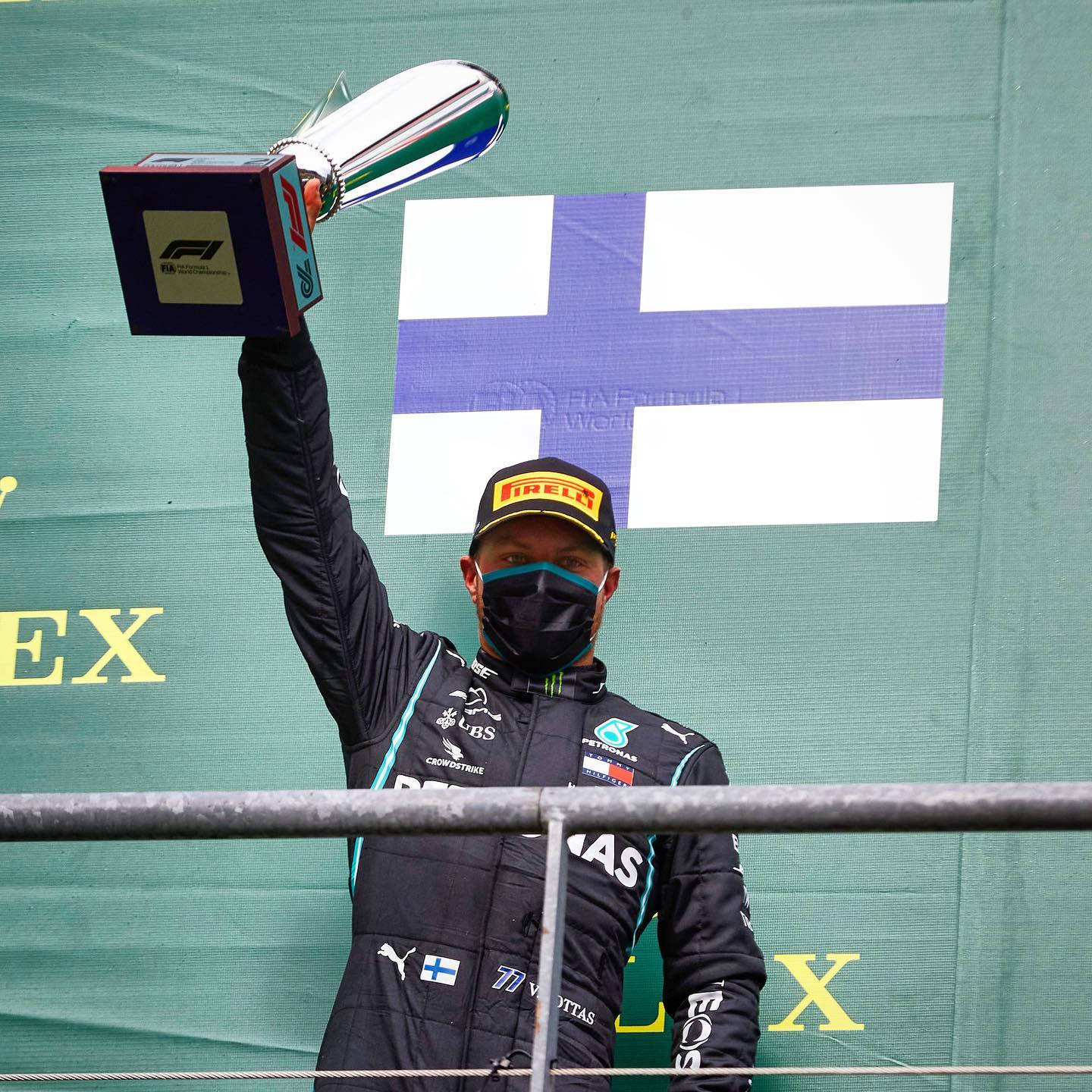 F1車手在芬蘭國旗前高舉獎盃