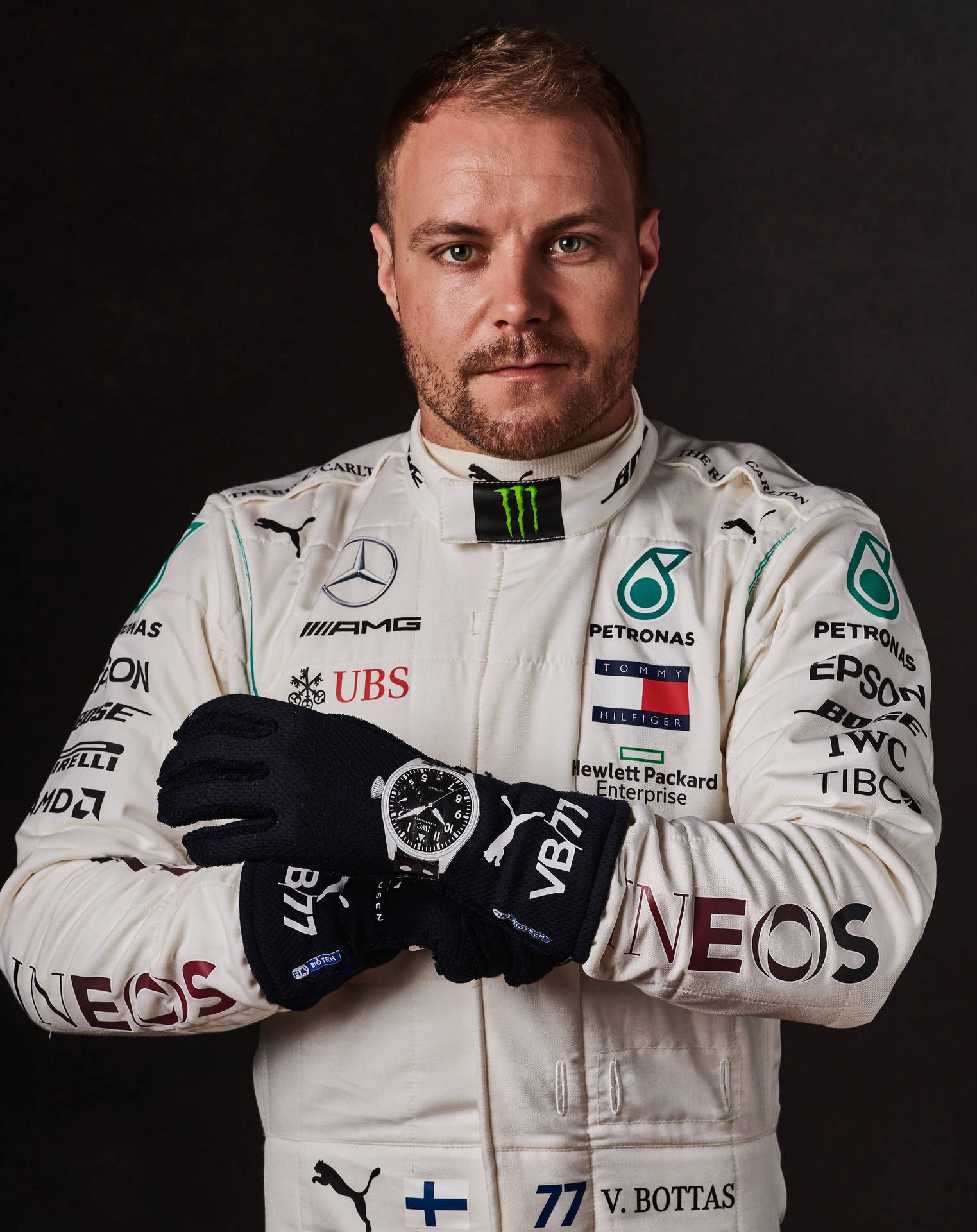 F1車手Valtteri Bottas身穿賽車服，雙臂交叉。