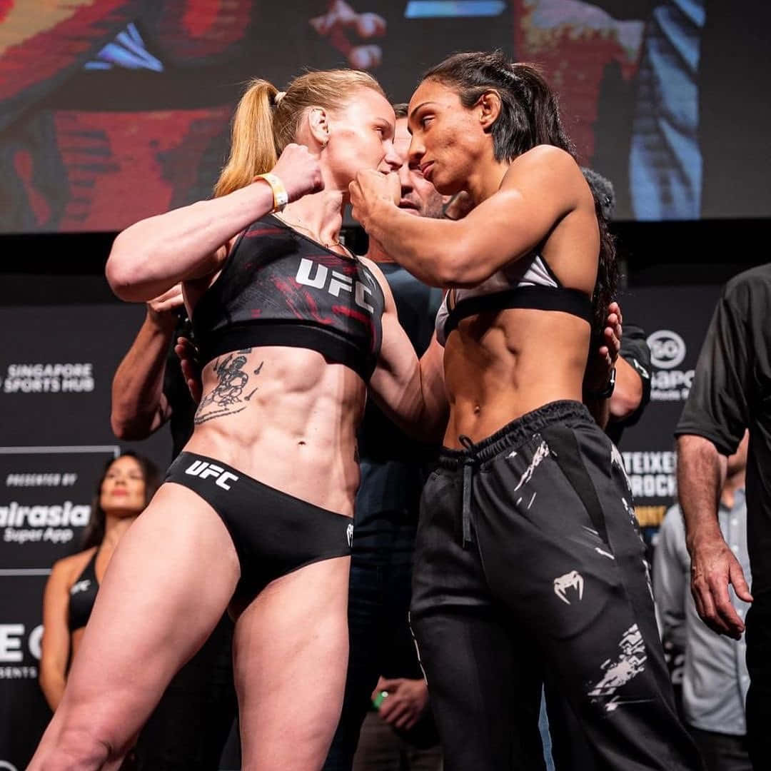兩位女性MMA拳手在UFC賽事前緊張地對視。