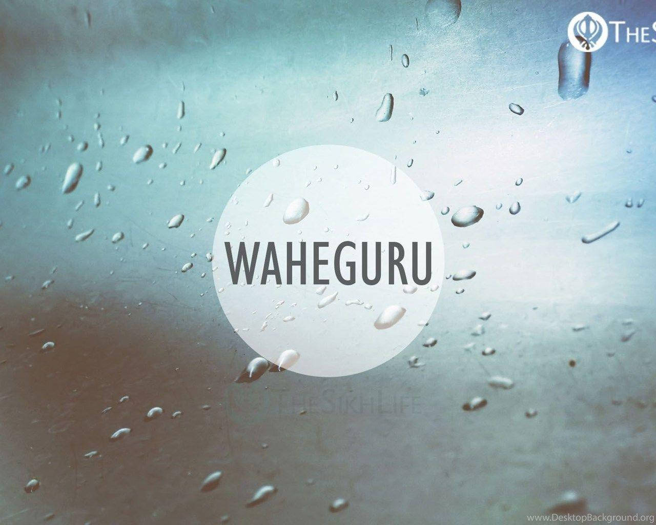 玻璃上的雨滴，白色圓圈中央有WAHEGURU字樣。