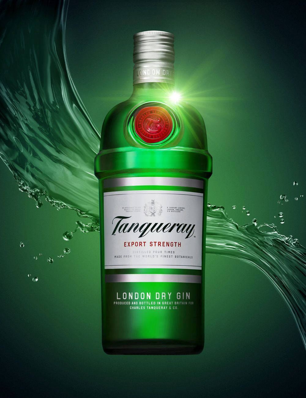 瓶中典雅——Tanqueray金酒 壁紙 — 一個發光的綠色Tanqueray氈酒瓶，被動態水花包圍，背景為深綠色漸變。