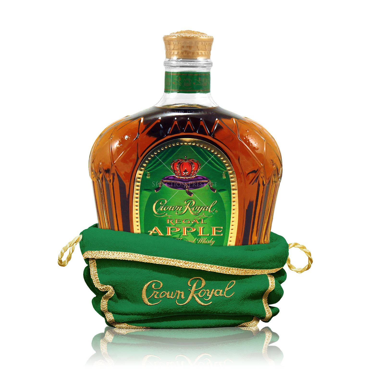 Crown Royal Regal Apple威士忌瓶裝在帶金色飾邊的綠色天鵝絨禮品袋中。