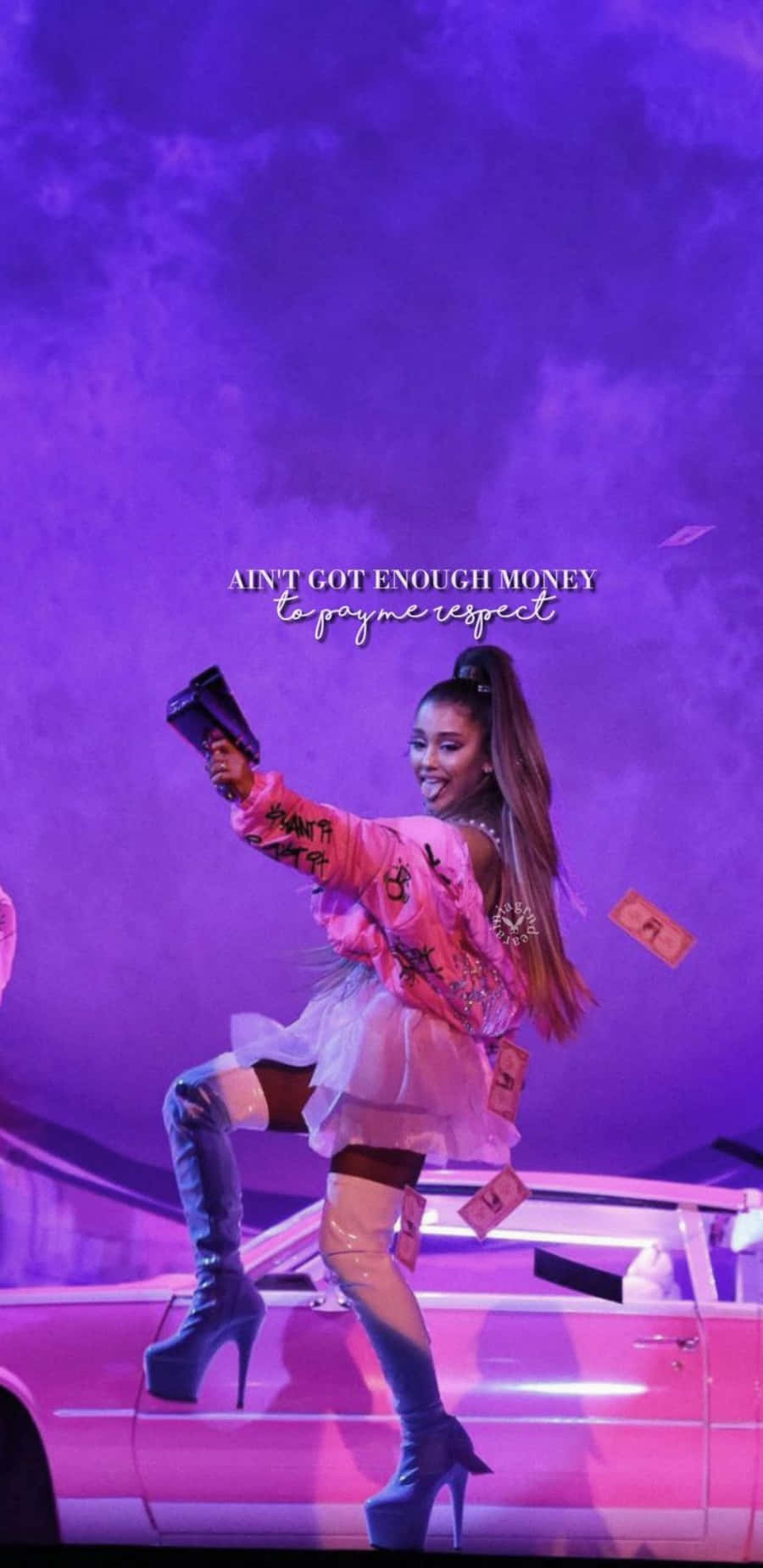 Ariana Grande 在粉紅色車上表演，伴隨紫色燈光和漂浮的金錢。