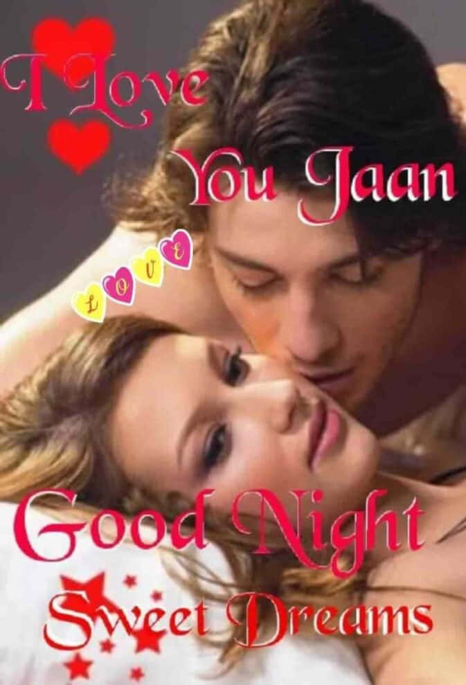 甜夢 壁紙 — 一對浪漫情侶在柔和燈光下溫柔擁抱，帶有「I Love You Jaan」和「Good Night Sweet Dreams」的文字，並以心形和星星裝飾。