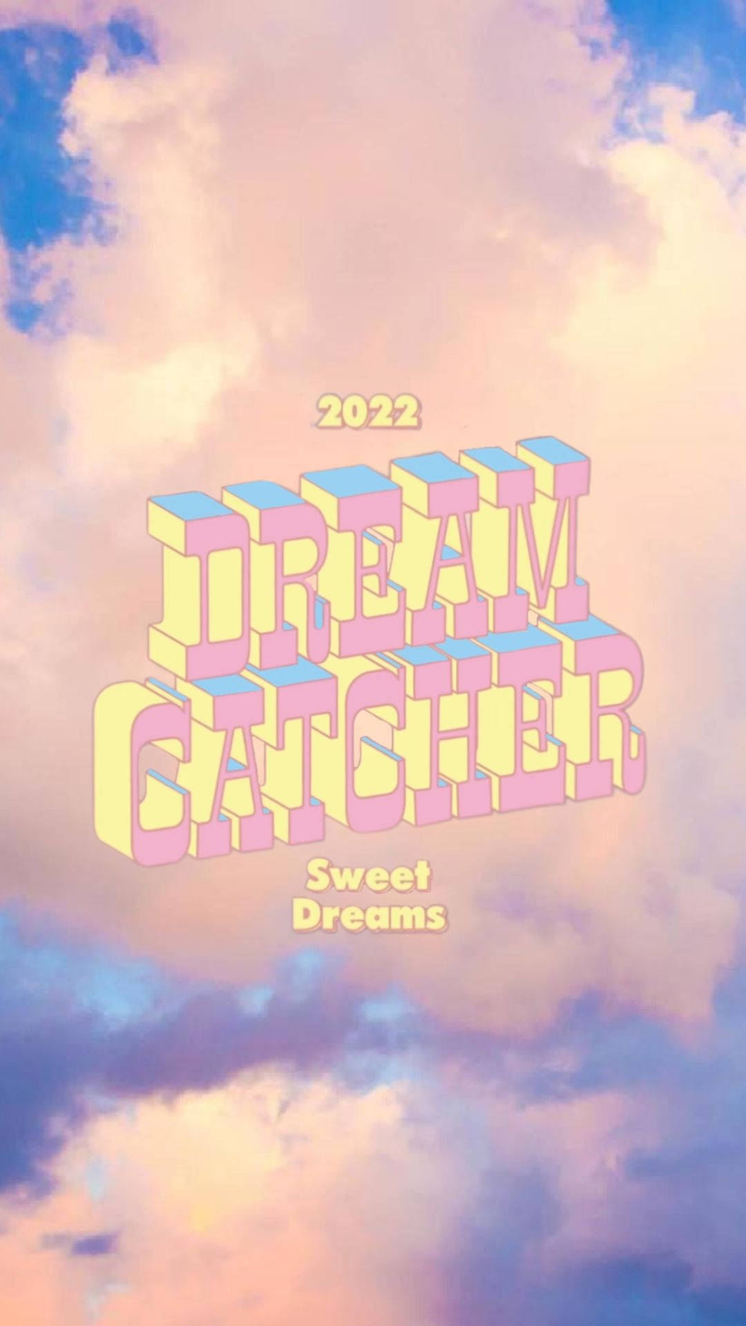 甜夢與捕夢網 壁紙 — 柔和雲朵背景上，帶有 'DREAM CATCHER' 和 'Sweet Dreams' 字樣的3D立體文字，粉彩天空。