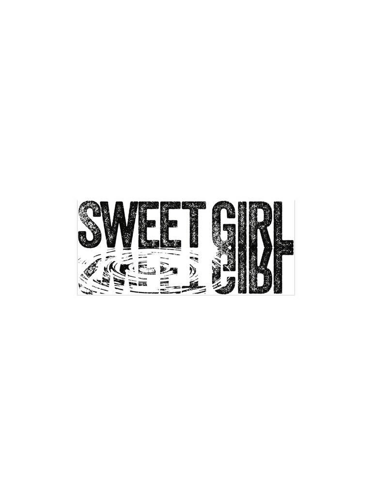粗體黑色 grunge 文字寫著 sweet girl，白色背景上有旋轉圖案
