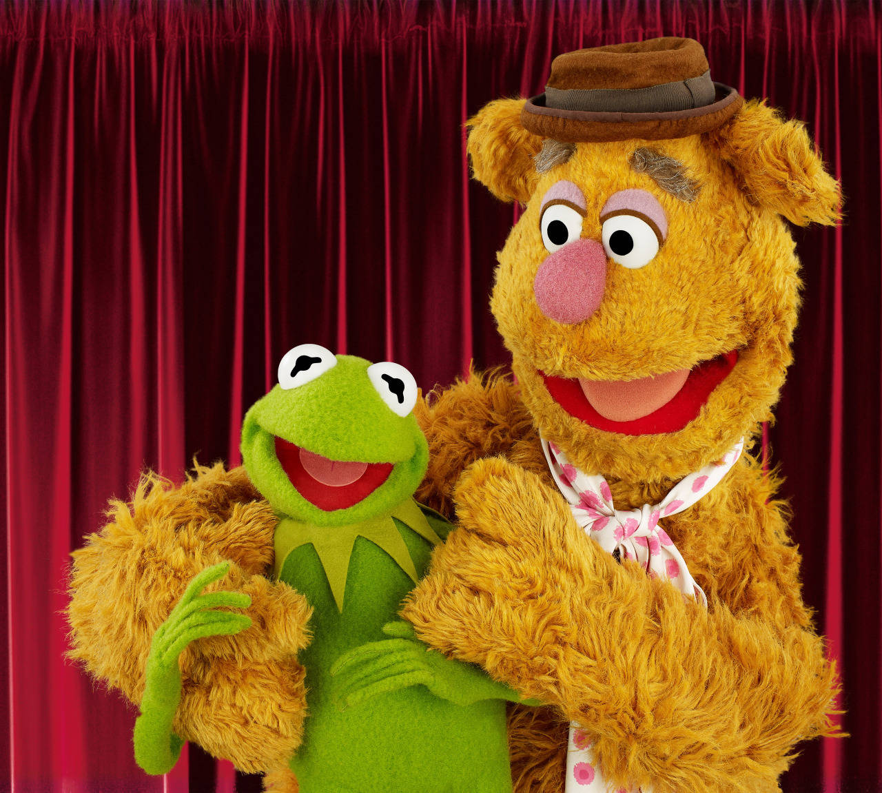 甜美的福滋熊與克米特 壁紙 — Kermit the Frog 和 Fozzie Bear 在華麗的紅色天鵝絨窗簾背景下燦爛微笑。