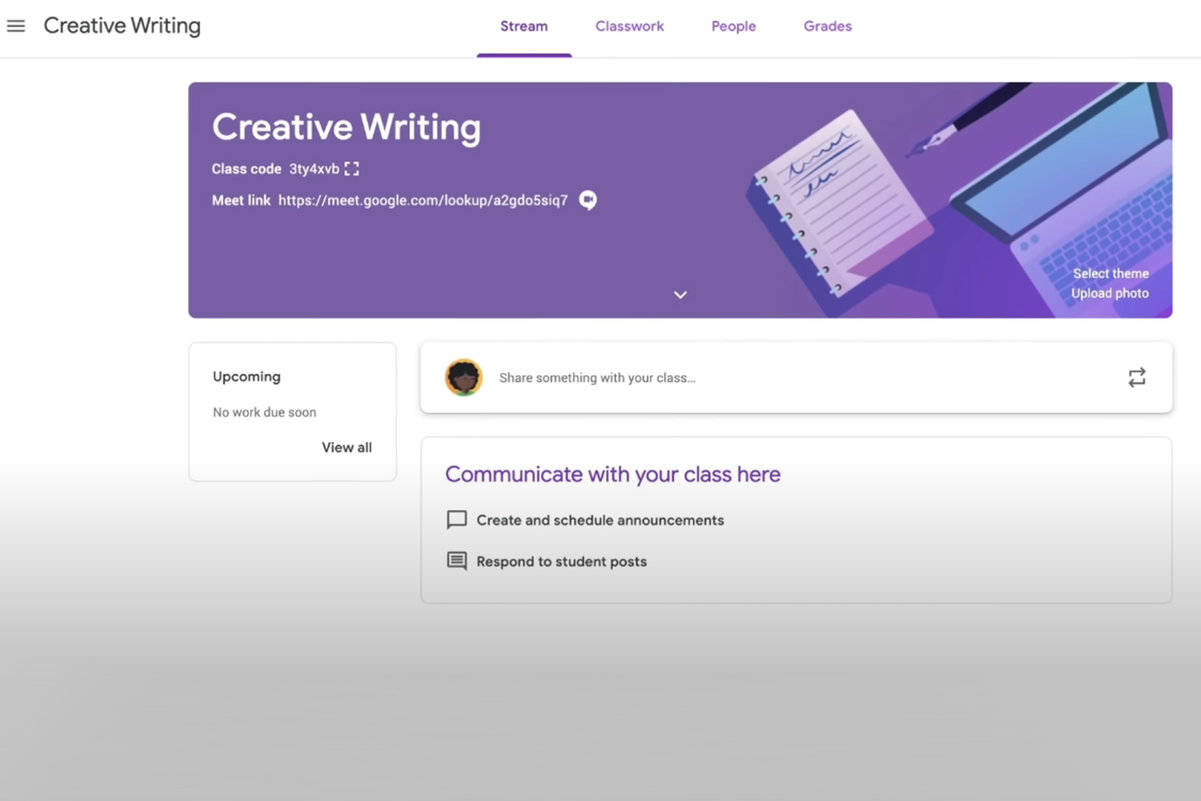 生動的數位學習體驗 壁紙 — 紫色主題的 Google Classroom 介面，用於創意寫作課，附有筆記型電腦和筆的插圖。