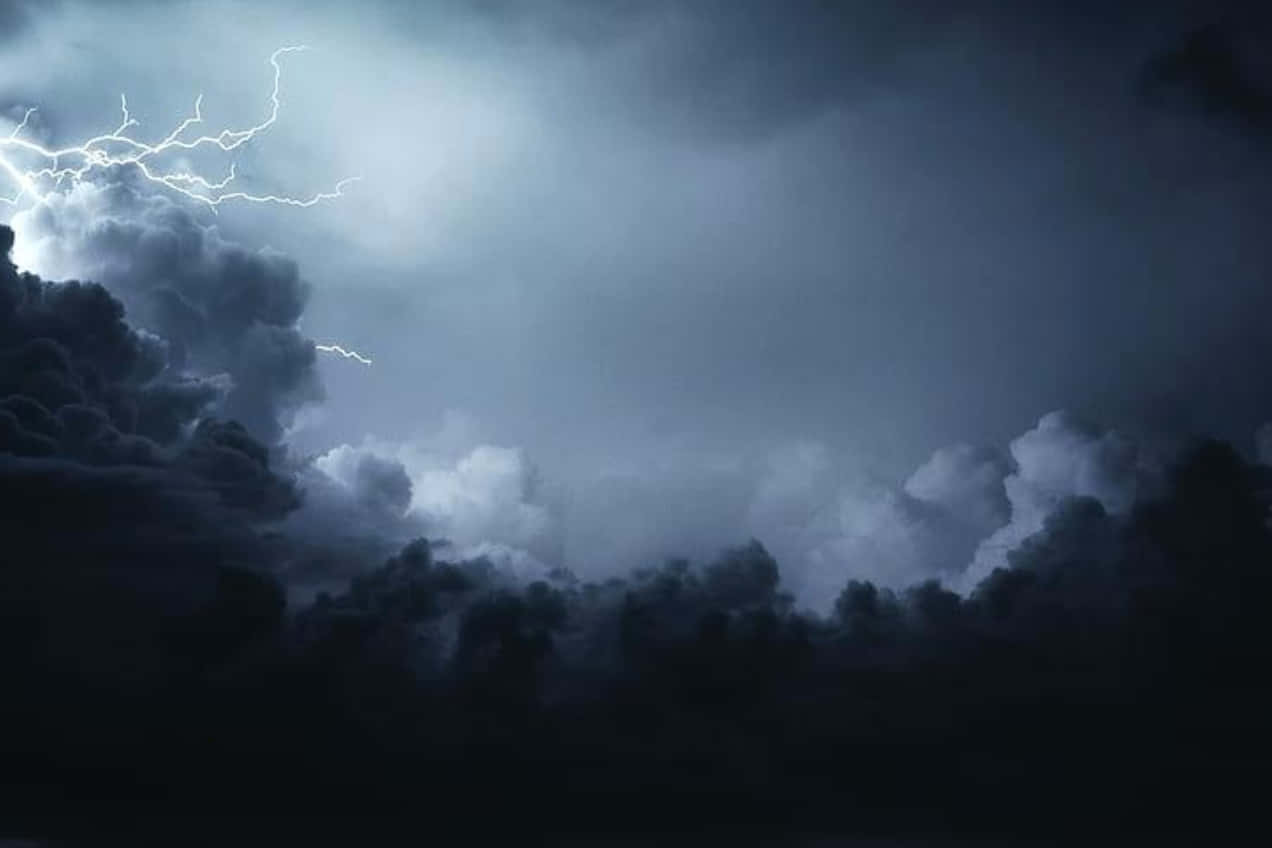 生動的暴風雨天空場景 壁紙 — 在陰鬱的暮色下，戲劇性的暴風雨天空，閃電劈開烏雲。