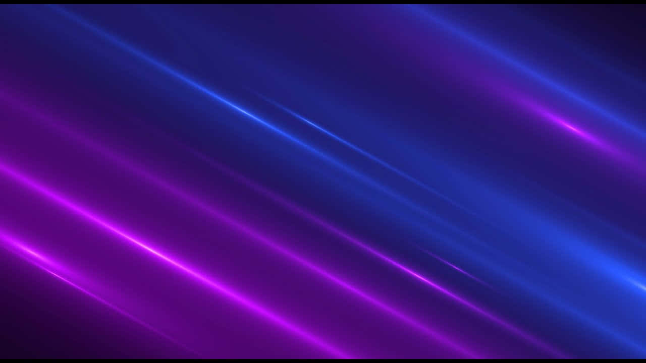 在深色背景上，藍色和紫色的動態斜紋霓虹光線。
