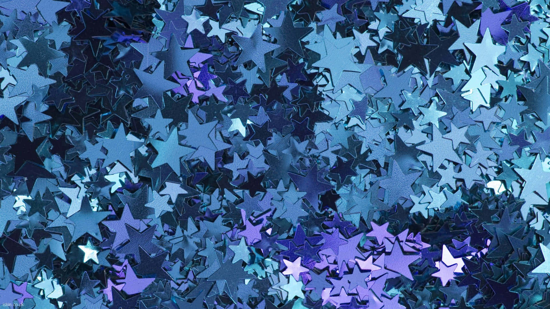 生動的藍色閃爍背景 壁紙 — 一片密集的金屬藍色和紫色星形紙碎，具有反光表面和不同尺寸。