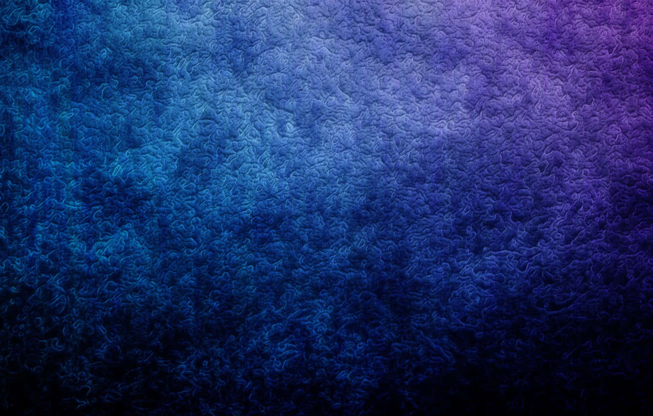 生動紫色紋理背景 壁紙 — 從深藍到紫色的紋理漸變，帶有類似宇宙星雲或抽象布料的漩渦圖案。