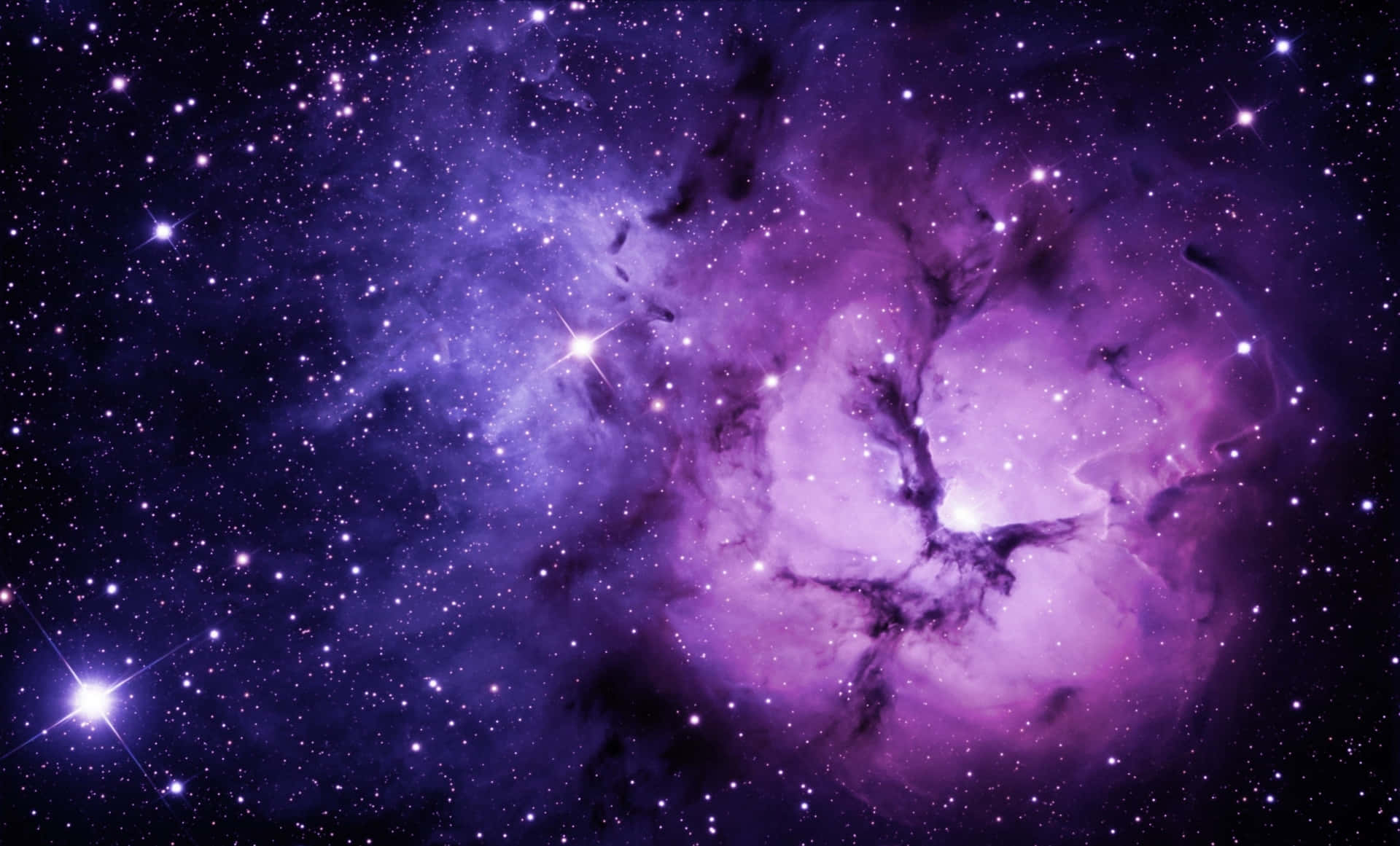 深空中帶有閃爍星光的紫色星雲