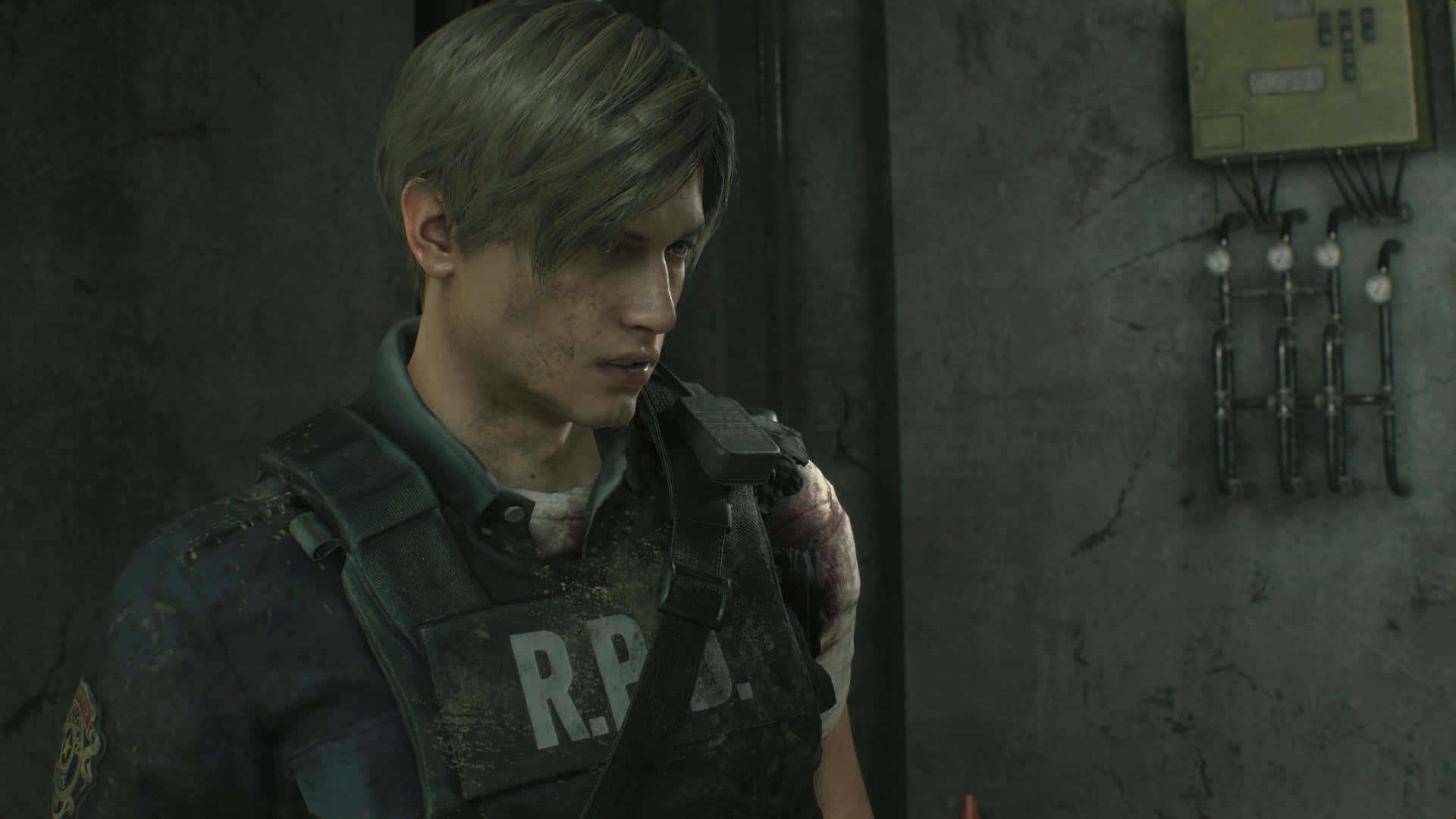 Leon S Kennedy 着住RPD背心膊頭有血喺昏暗混凝土走廊